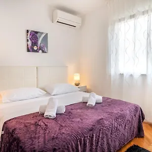 Rooms&apartments Zelux Apartment